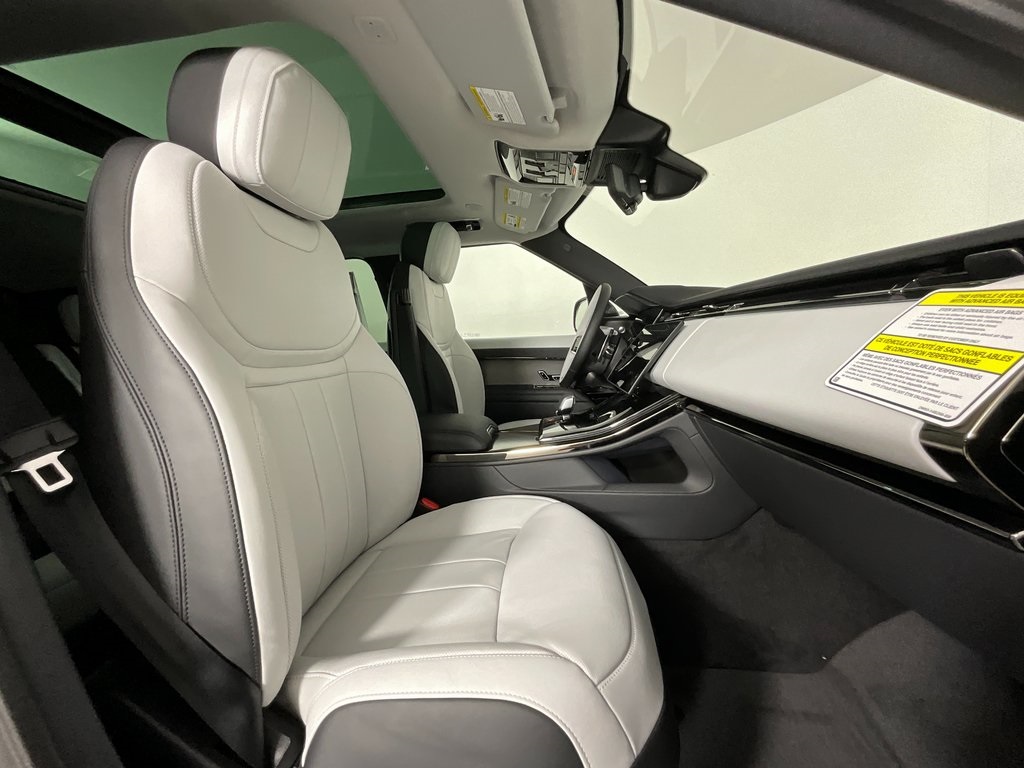 2025 Land Rover Range Rover Sport SE photo 2