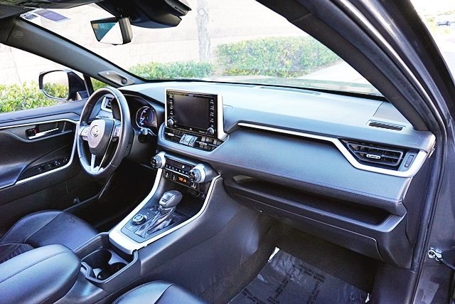 Used 2020  Toyota XSE image 9