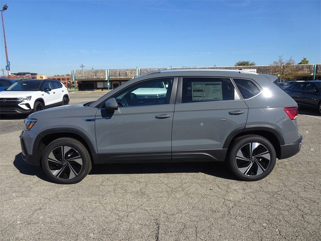 2024 Volkswagen Taos SE photo 2