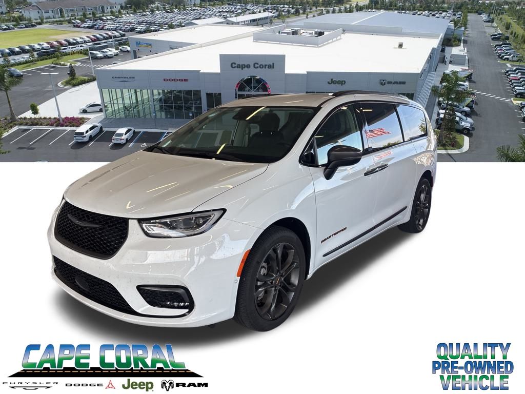 2023 Chrysler Pacifica Touring L's photo