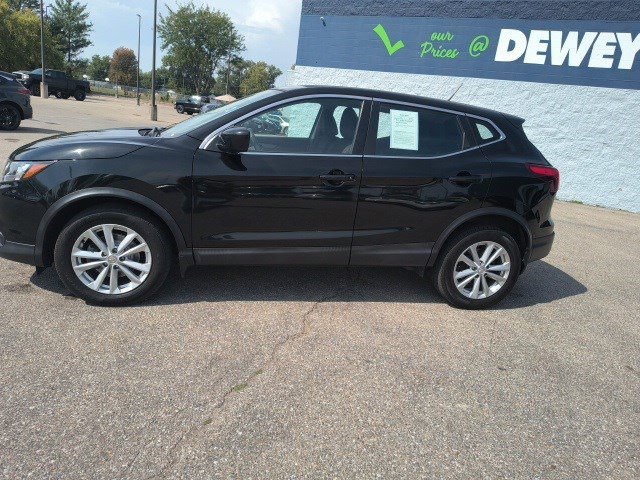 2018 Nissan Rogue Sport S photo 2