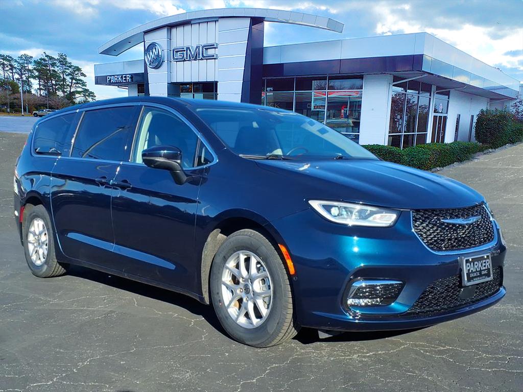 2023 Chrysler Pacifica Touring L's photo