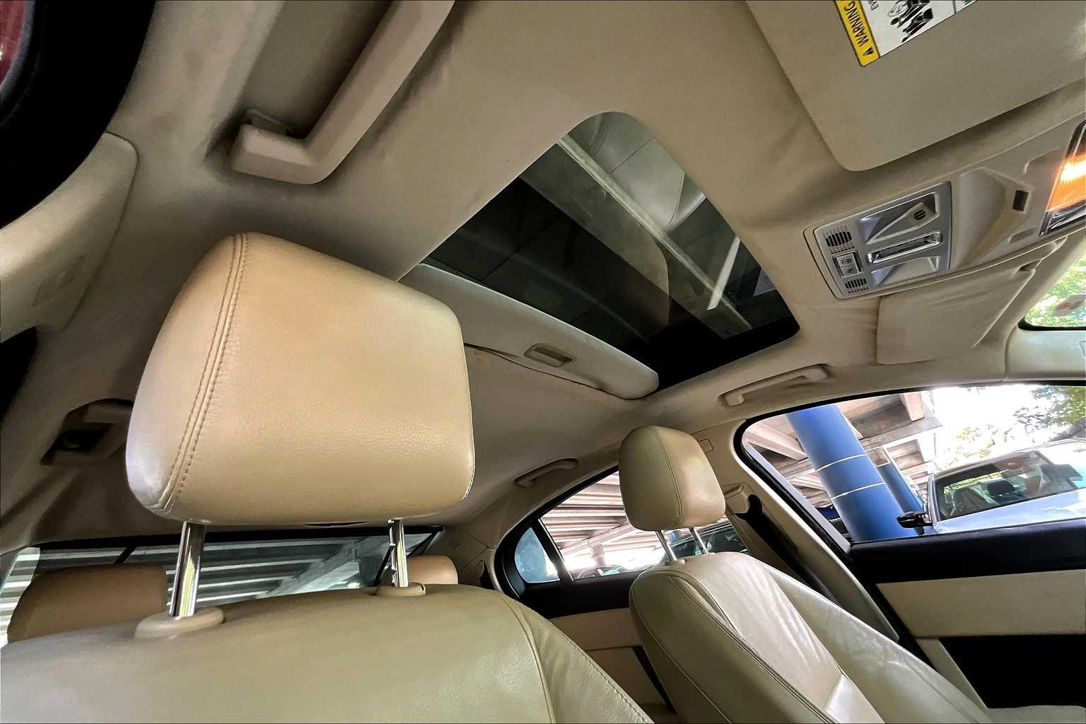 2012 Jaguar XF photo 13