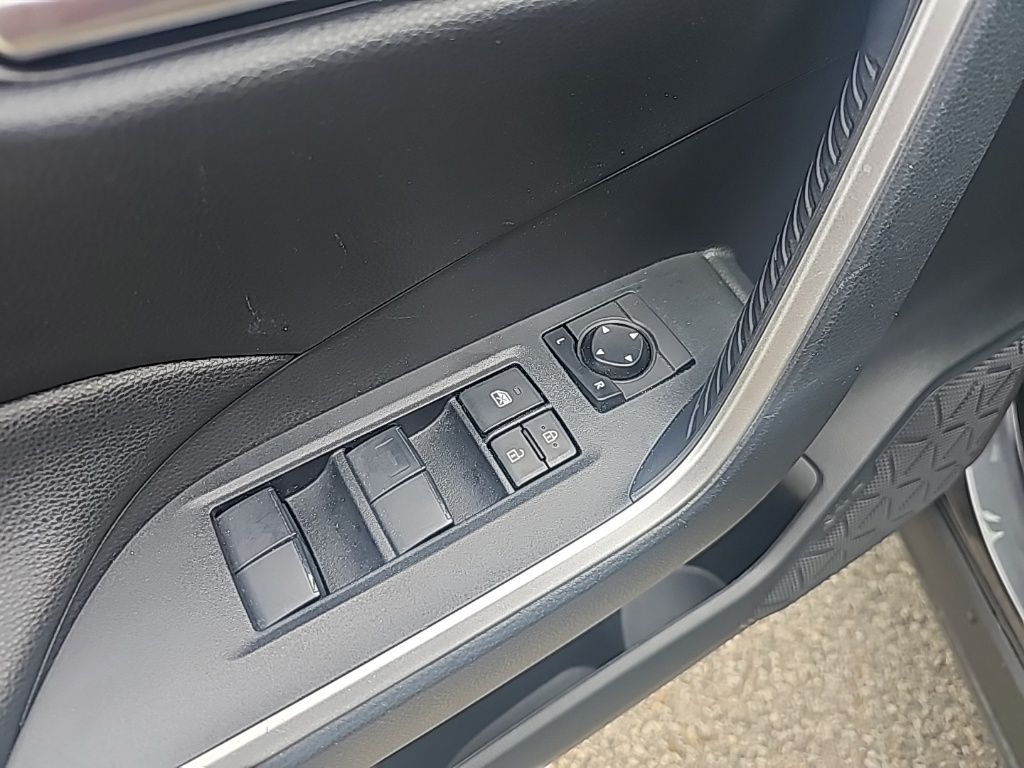 2020 Toyota RAV4 XLE photo 16