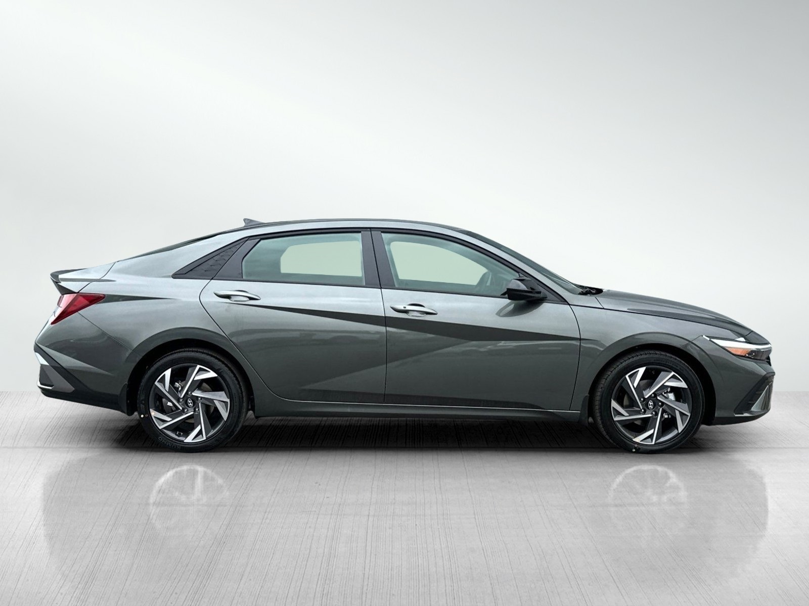 2025 Hyundai Elantra SEL Sport photo 3