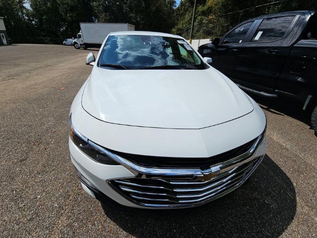 2024 Chevrolet Malibu 1LT photo 3