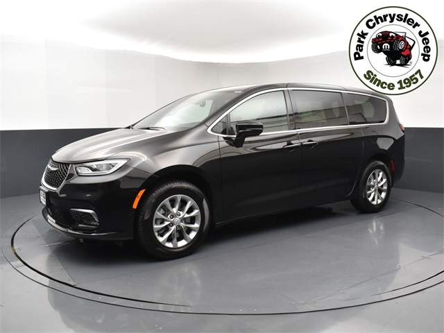 2026 Chrysler Pacifica photo 3