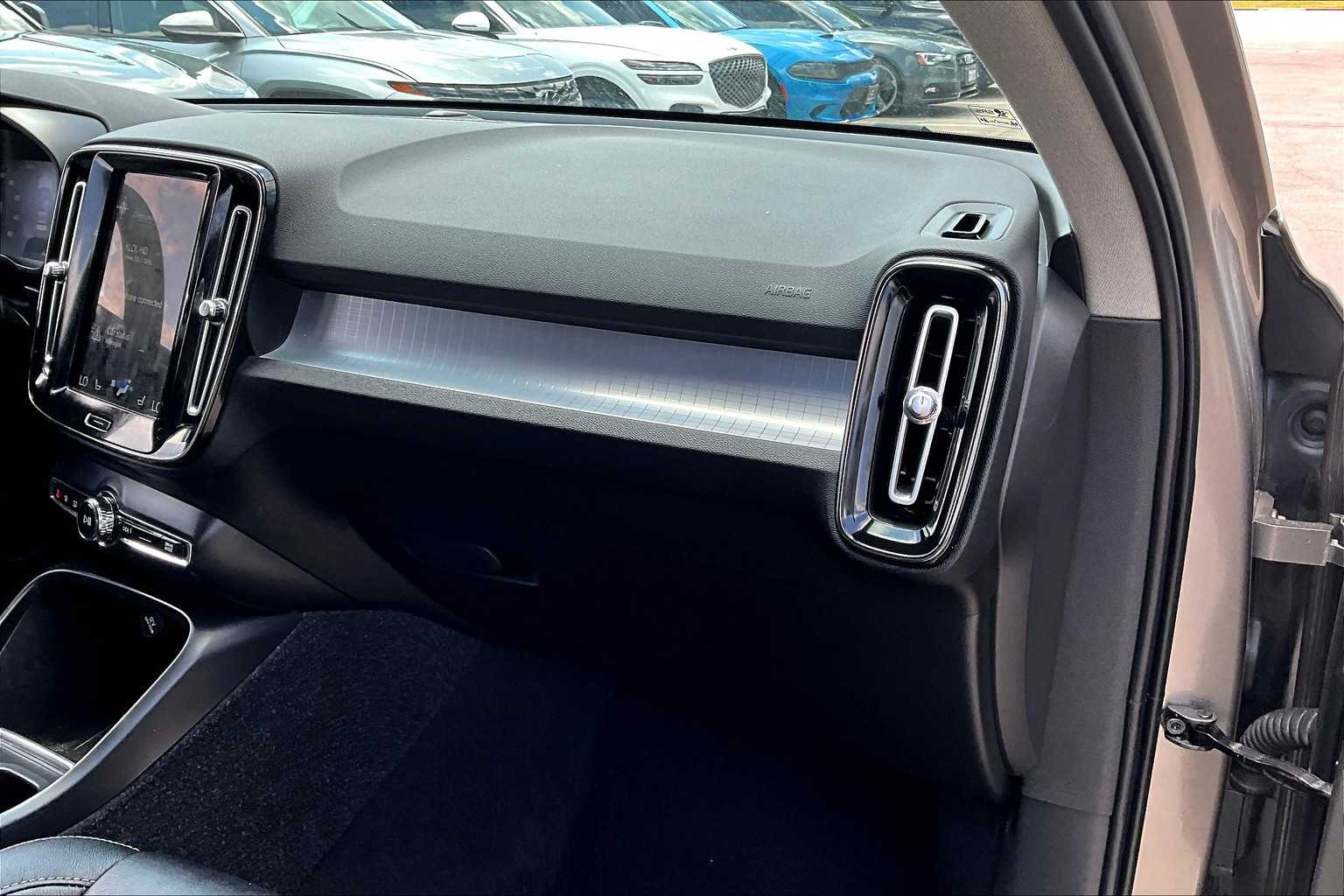 2022 Volvo XC40 Momentum photo 16