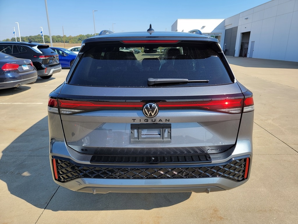 2025 Volkswagen Tiguan SE R-Line Black photo 4