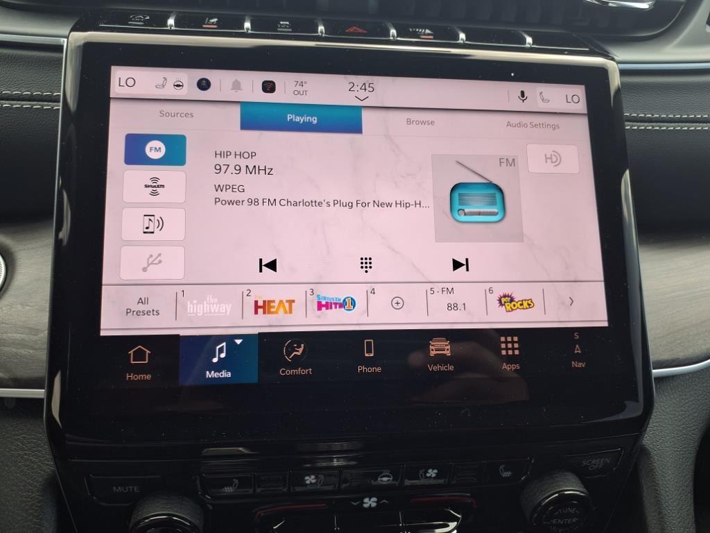 2025 Jeep Grand Cherokee Limited photo 3