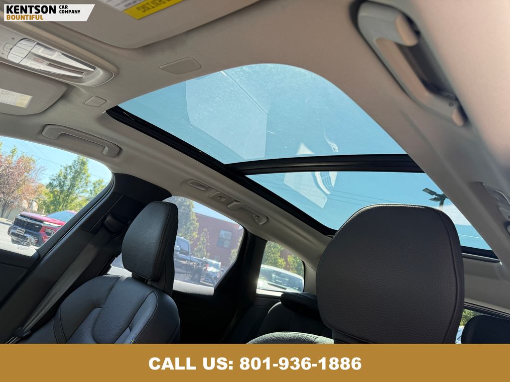 2025 Volvo XC60 B5 Plus photo 28