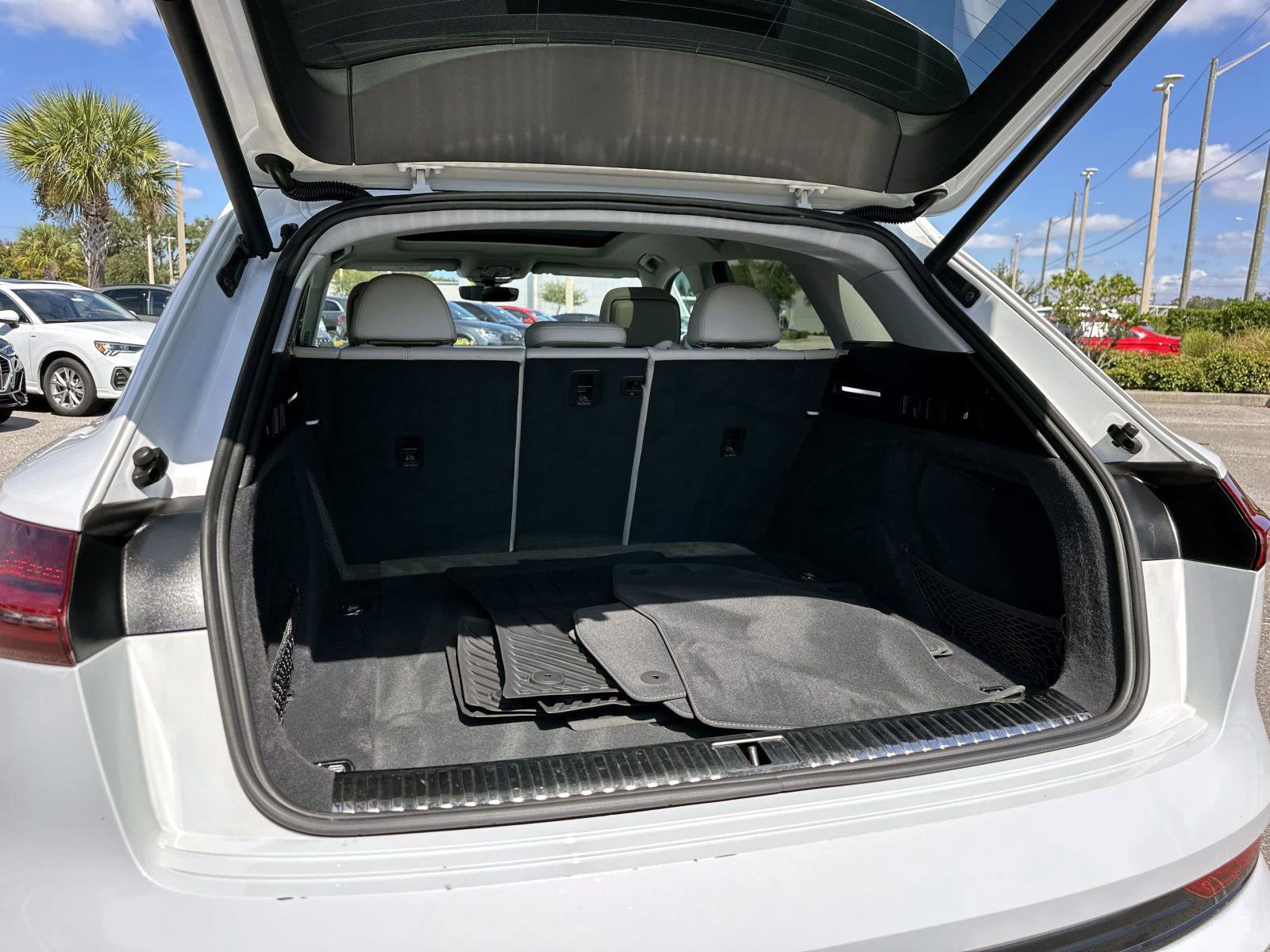 2021 Audi e-tron Premium photo 10