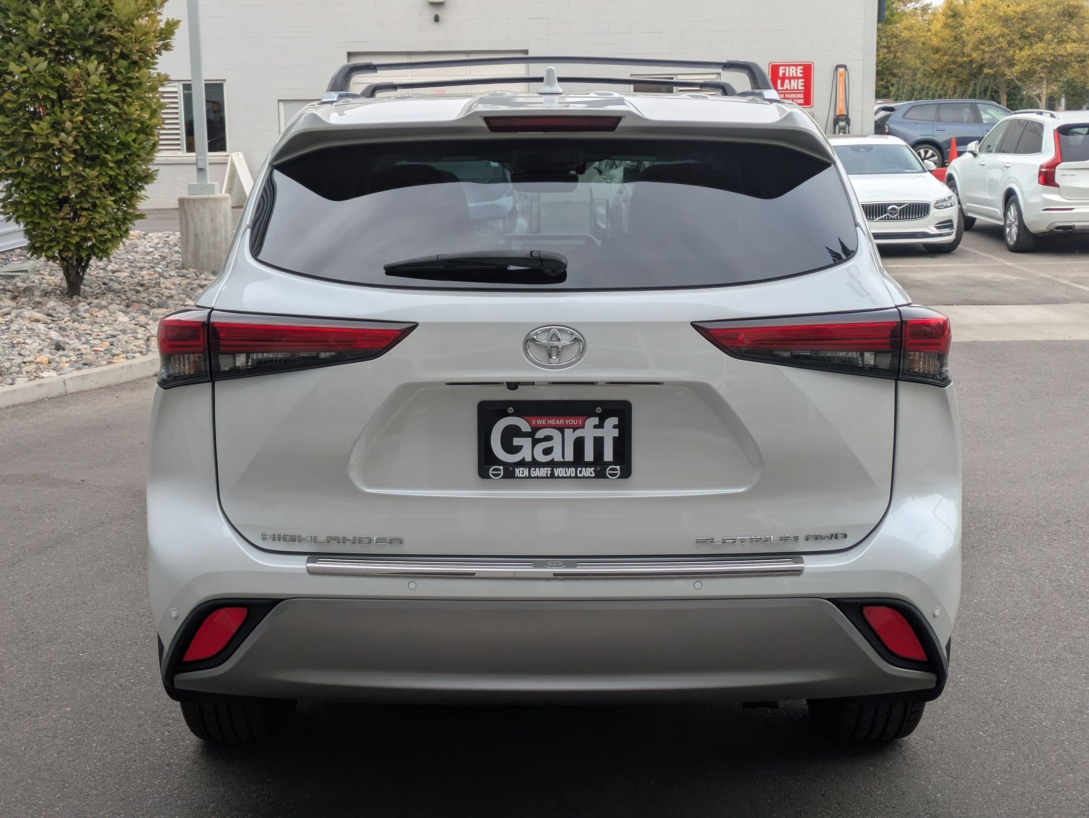 2023 Toyota Highlander L photo 4