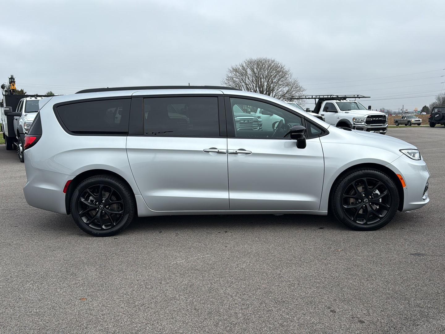 2026 Chrysler Pacifica photo 3