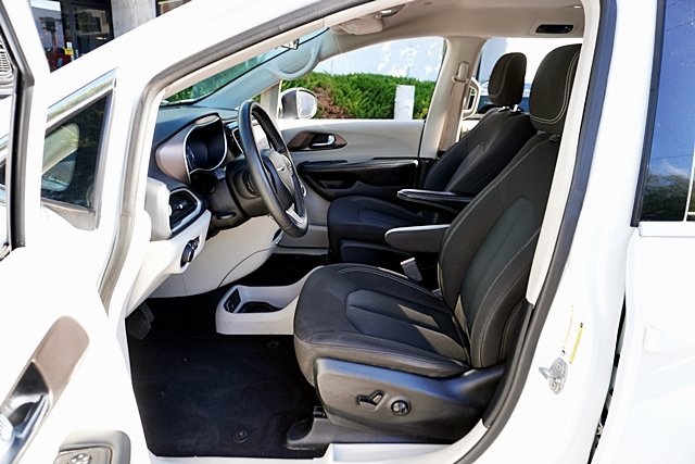 Used 2022 White Chrysler LX image 13