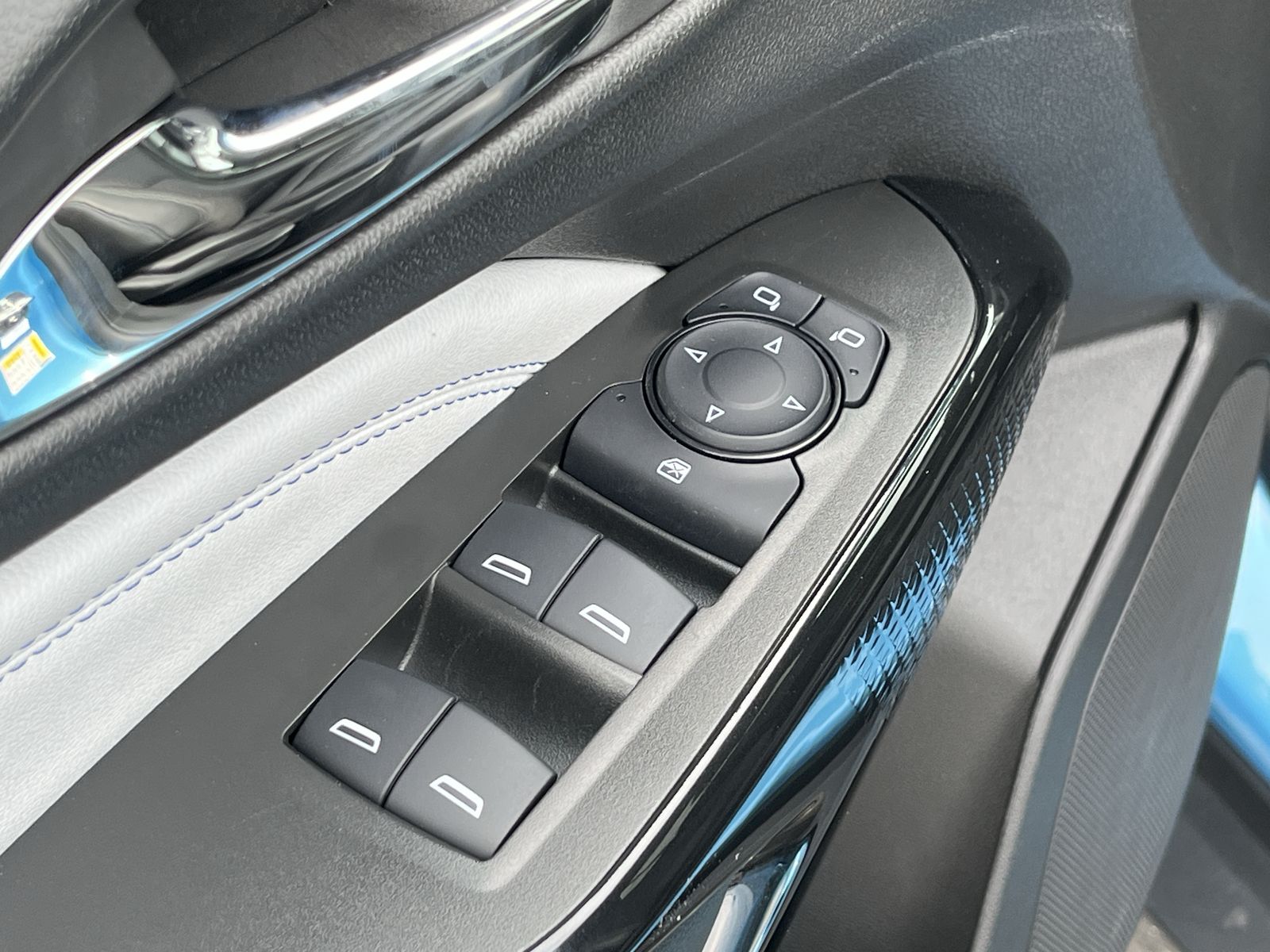 2025 Chevrolet Trax LT photo 13
