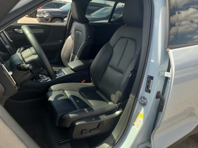 2024 Volvo XC40 Plus photo 3