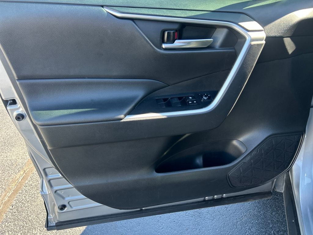 2021 Toyota RAV4 XLE photo 17
