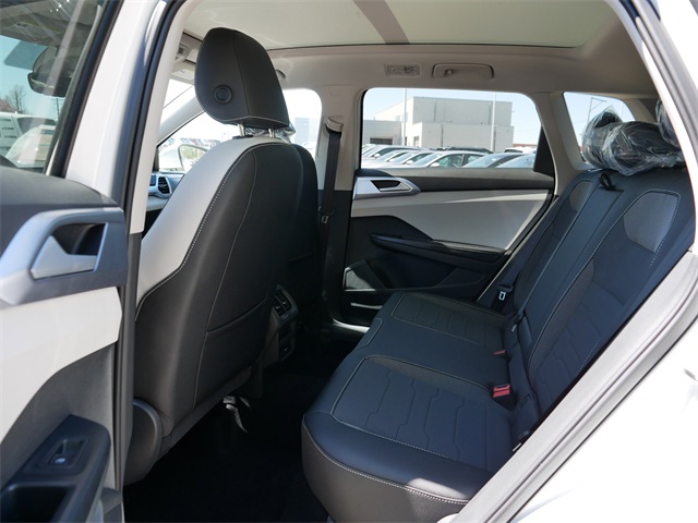 2025 Volkswagen Taos SE photo 5