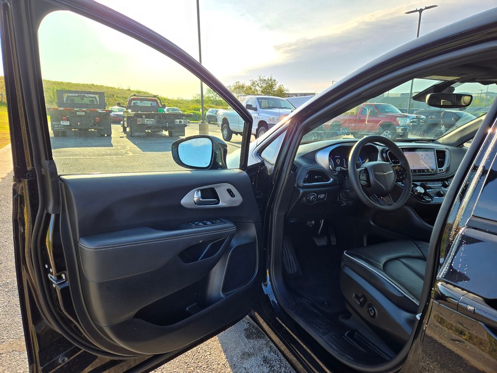 2025 Chrysler Pacifica Limited photo 9