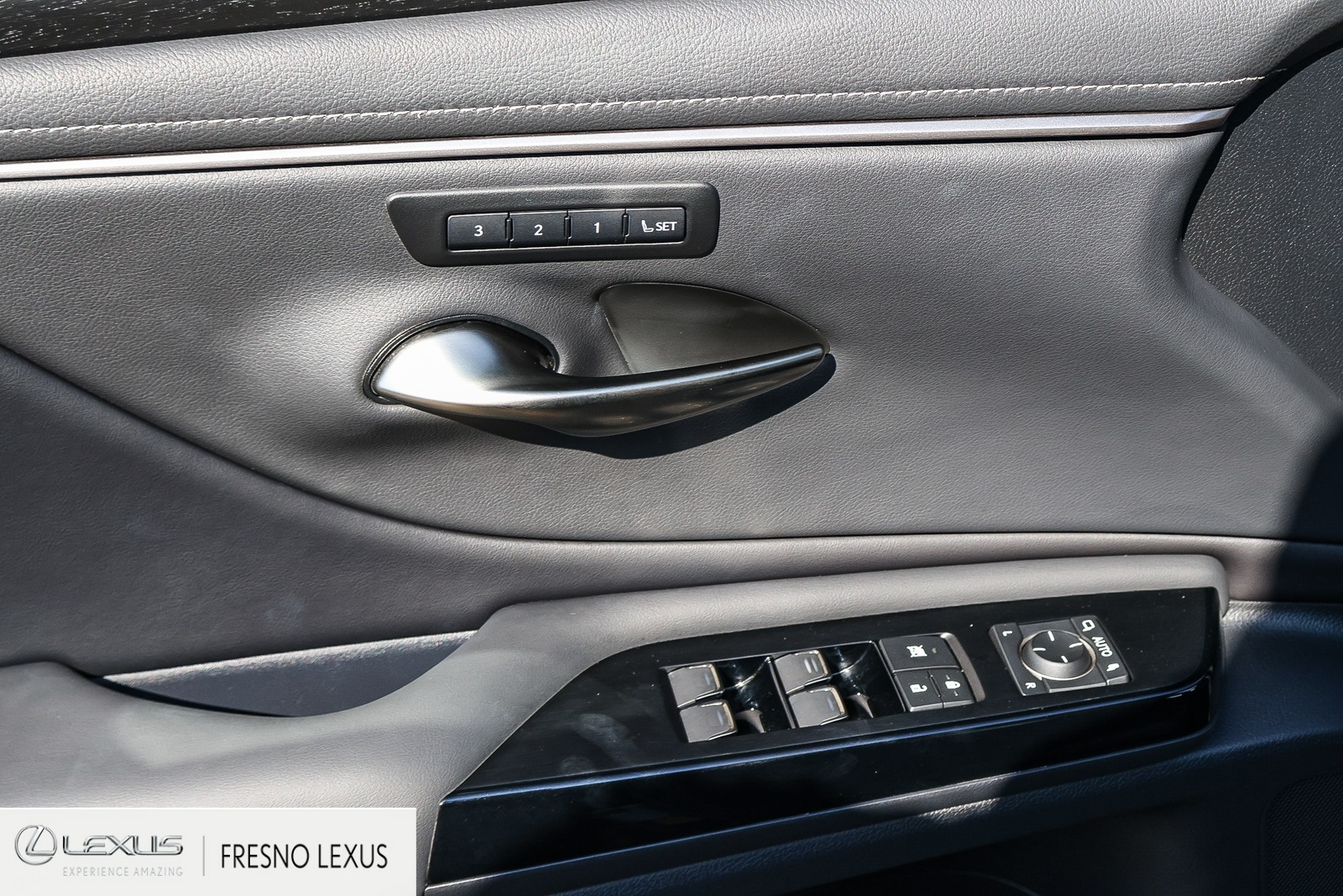 2025 Lexus ES 300h photo 21
