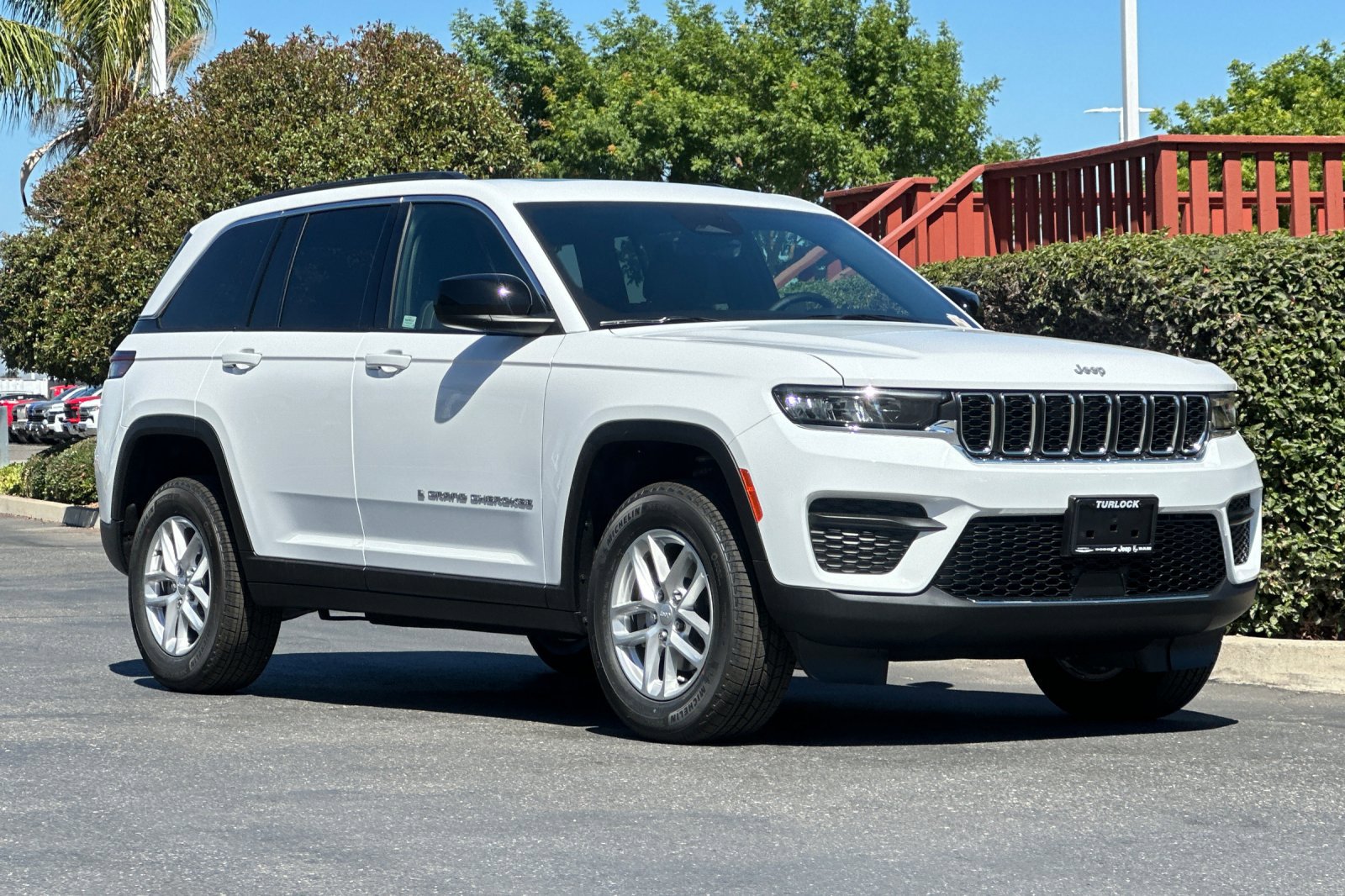 2025 Jeep Grand Cherokee Laredo X photo 2