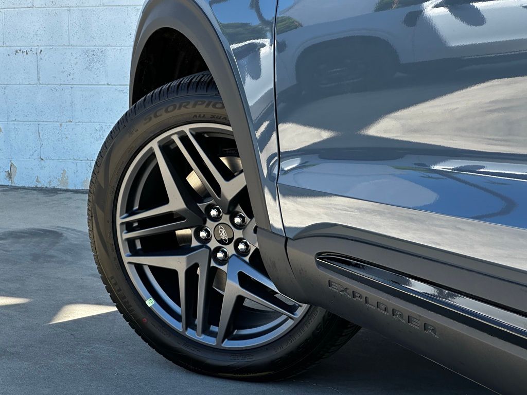 2025 Ford Explorer ST-Line photo 15