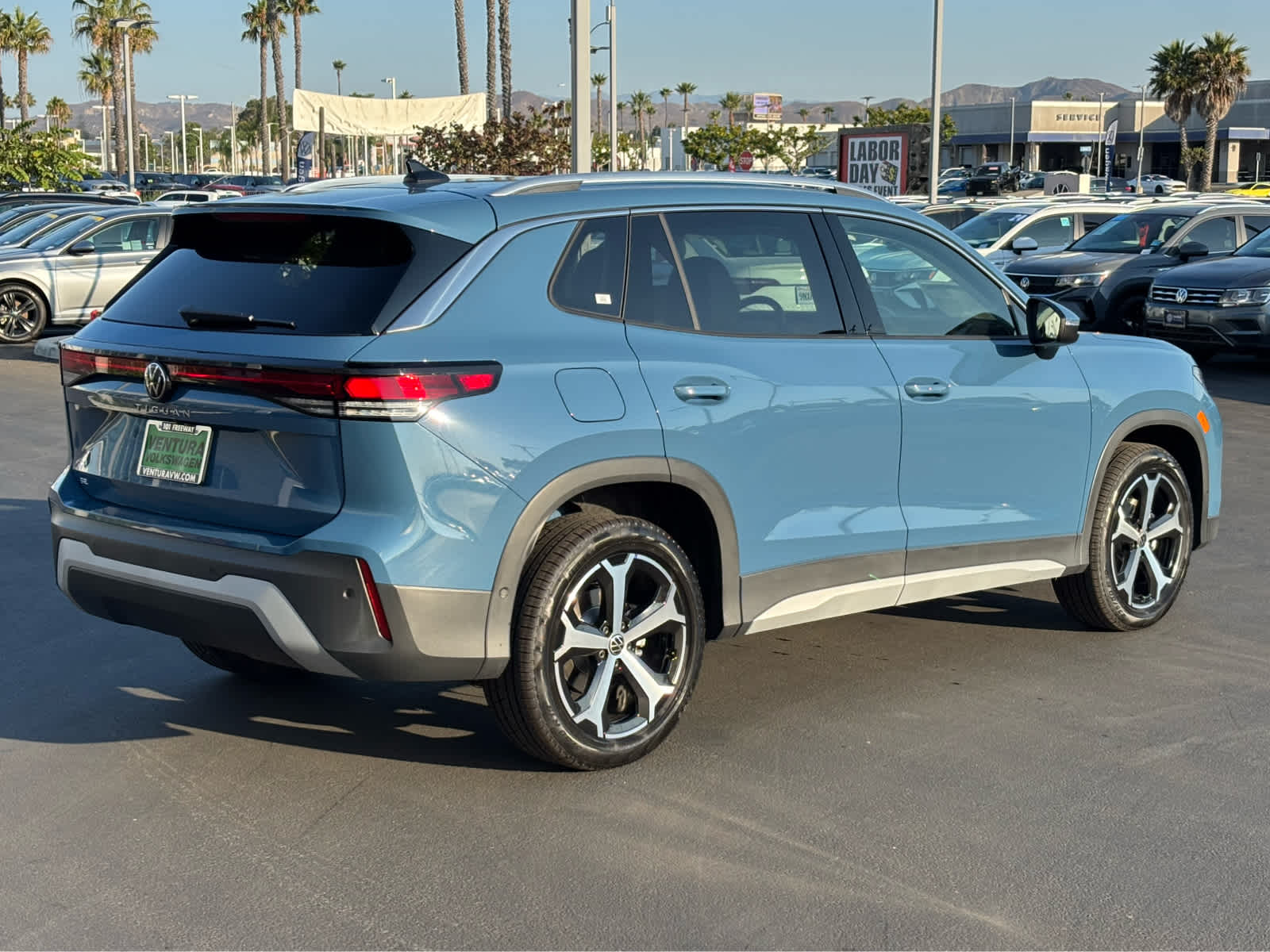 2025 Volkswagen Tiguan SE photo 3