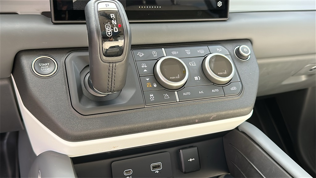 2024 Land Rover Defender 130 S photo 18