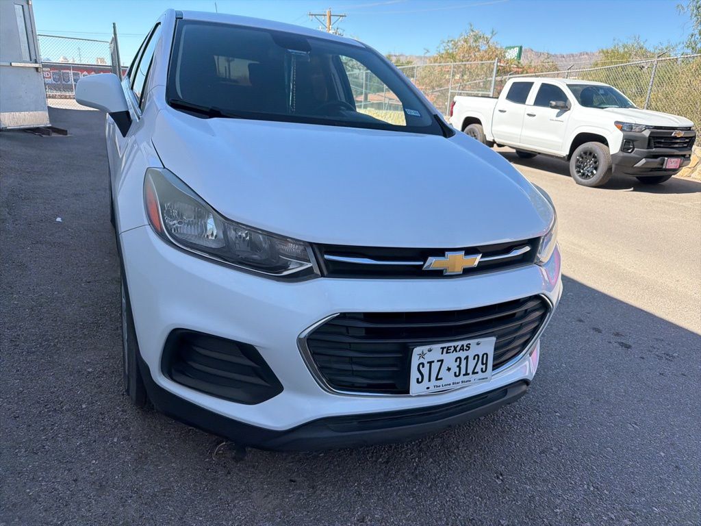 2018 Chevrolet Trax LS photo 2