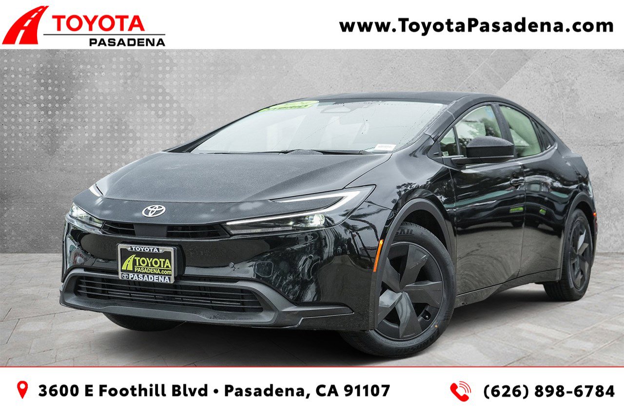 2024 Toyota Prius LE's photo