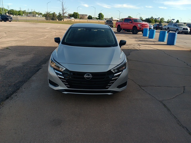 2025 Nissan Versa 1.6 S photo 2