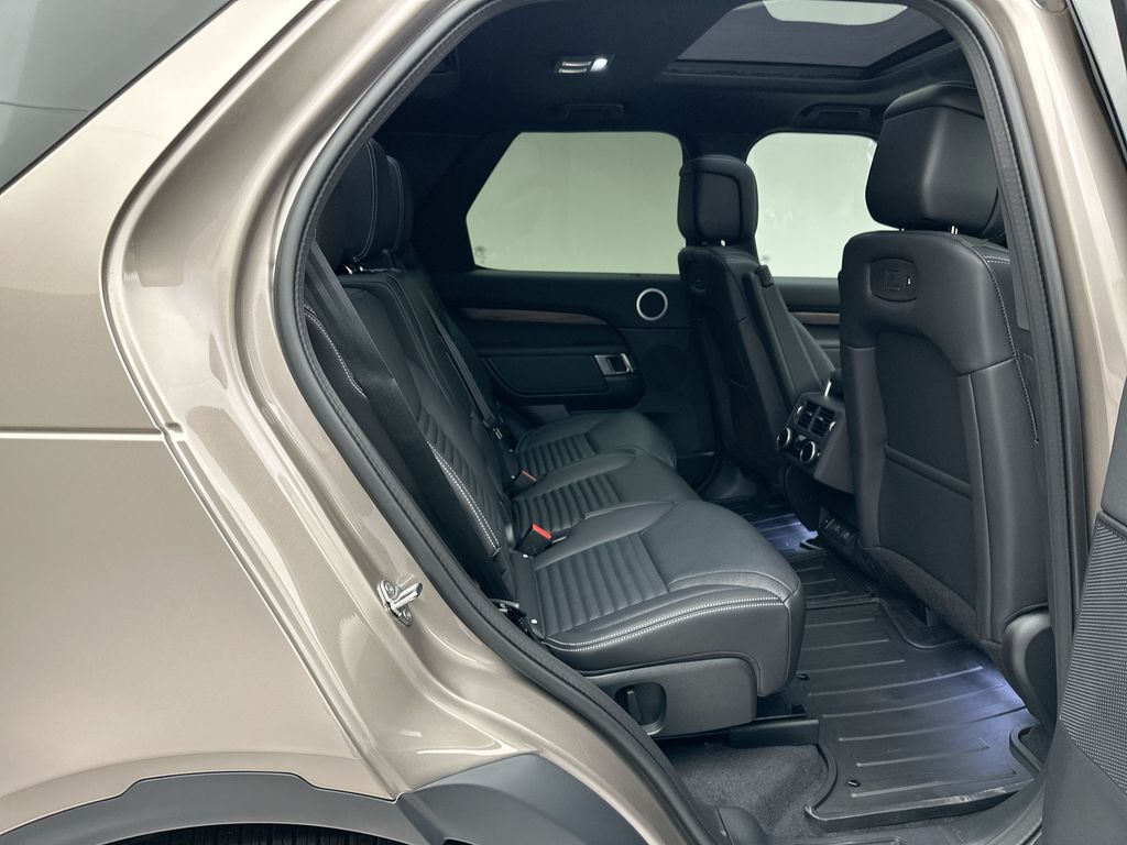 2025 Land Rover Discovery S photo 5