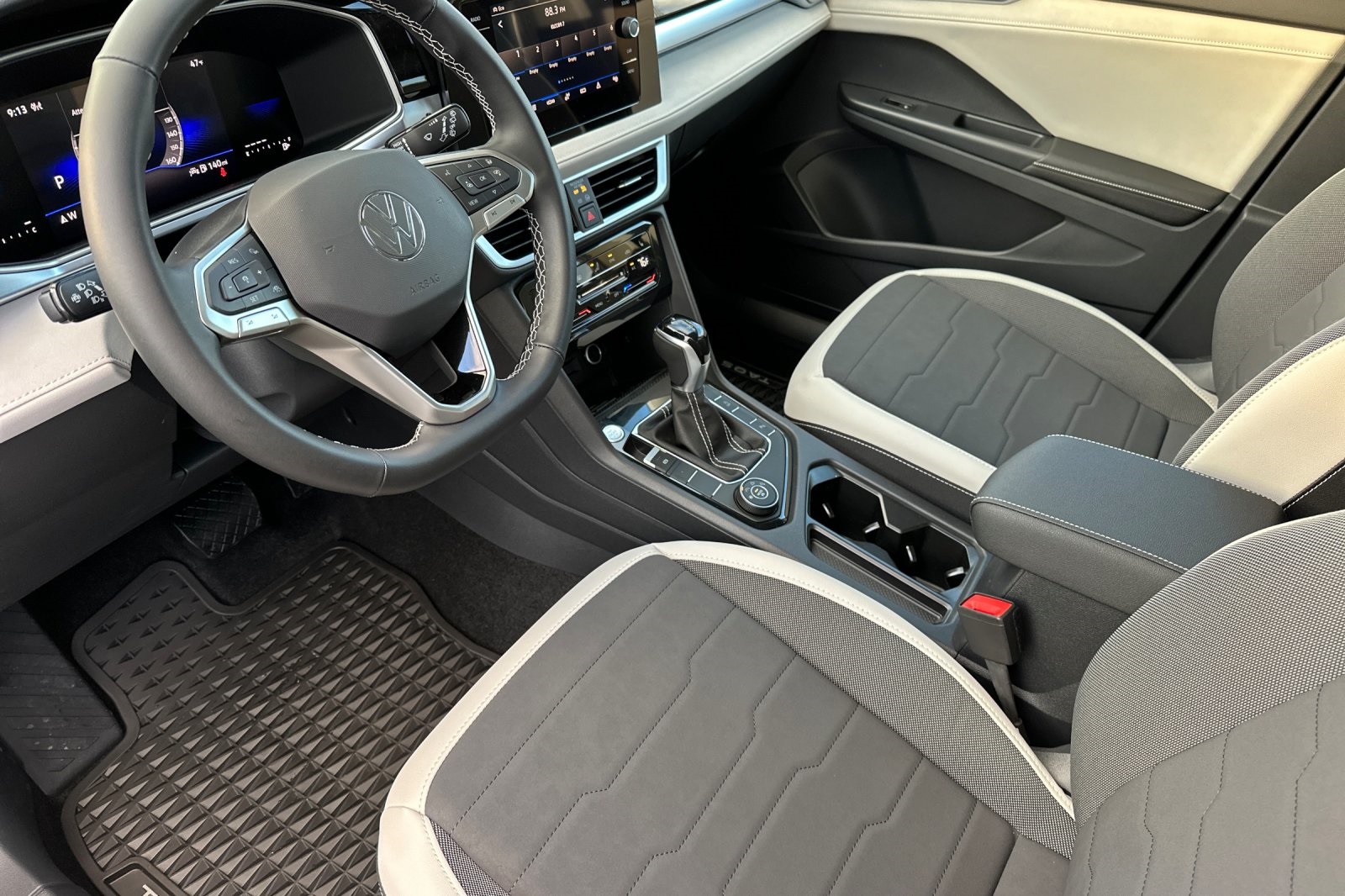 2025 Volkswagen Taos SE photo 9