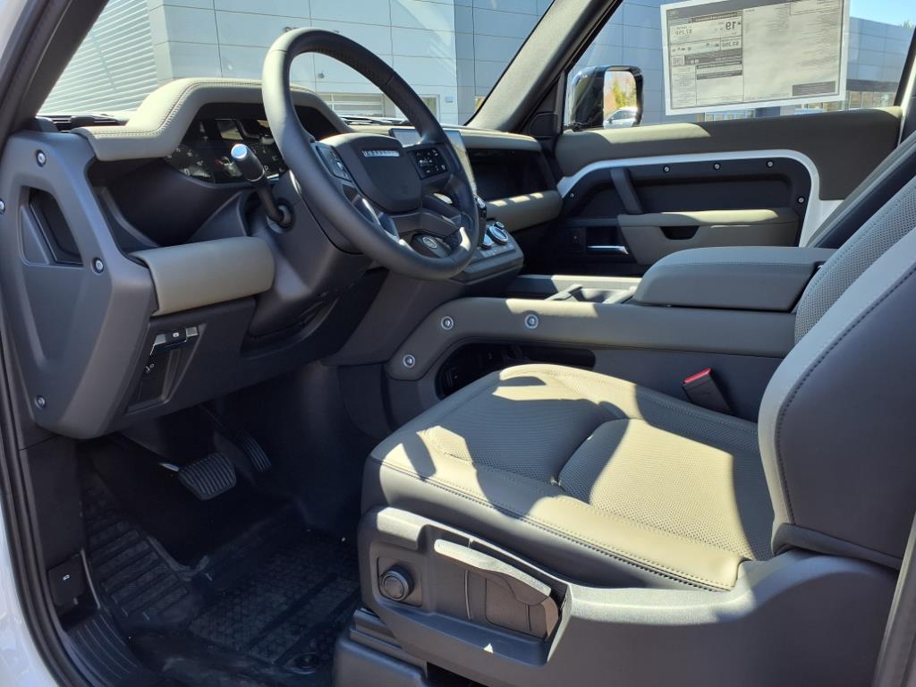 2025 Land Rover Defender 90 S photo 16