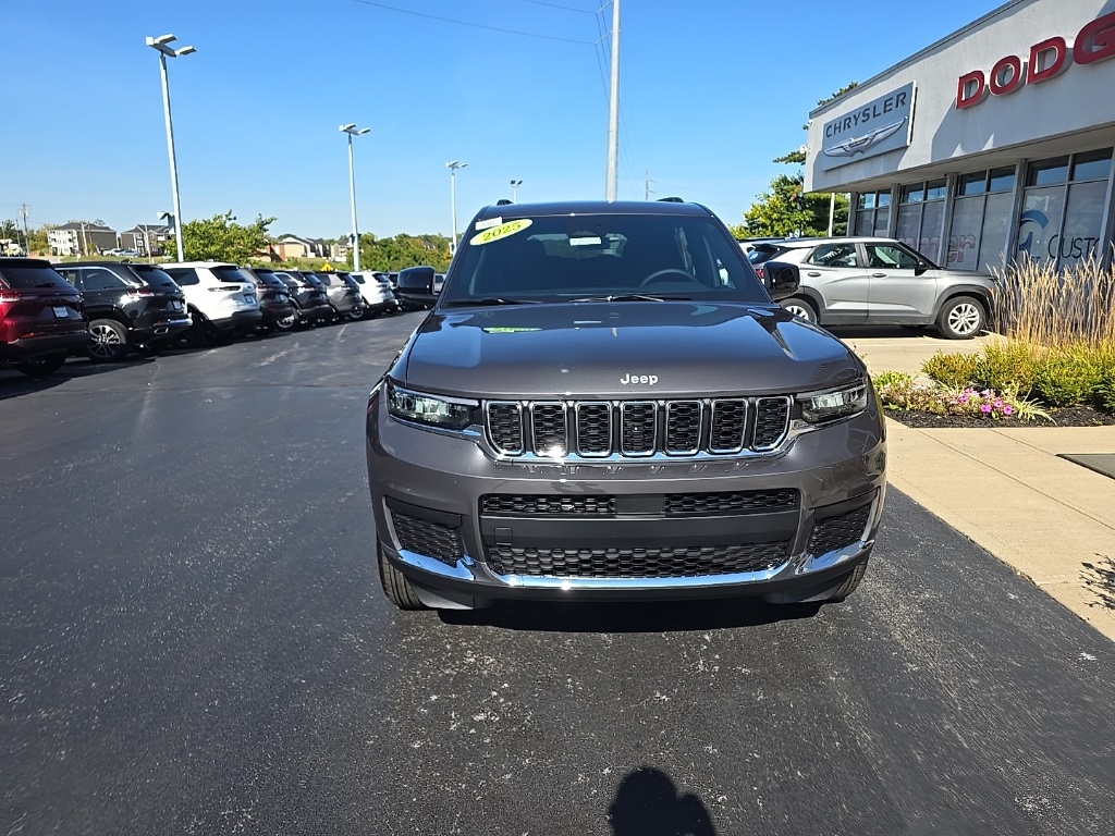 2025 Jeep Grand Cherokee Laredo X photo 2