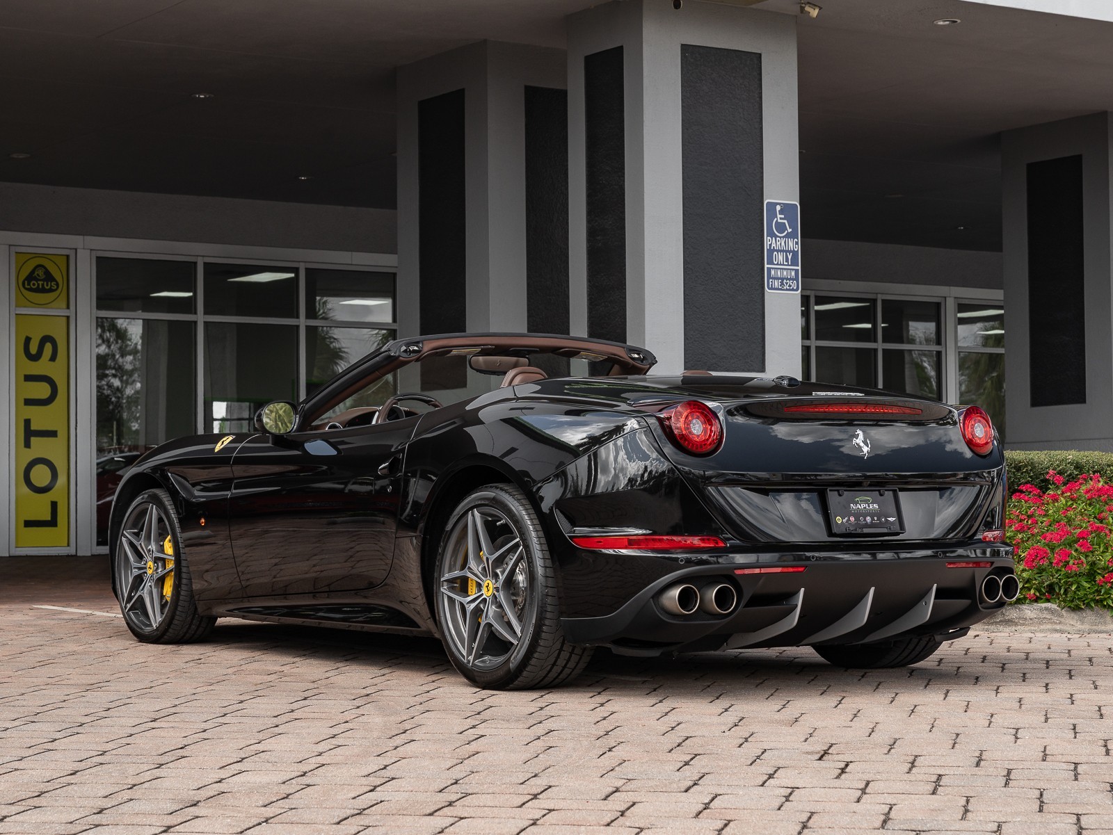 2015 Ferrari California T photo 14