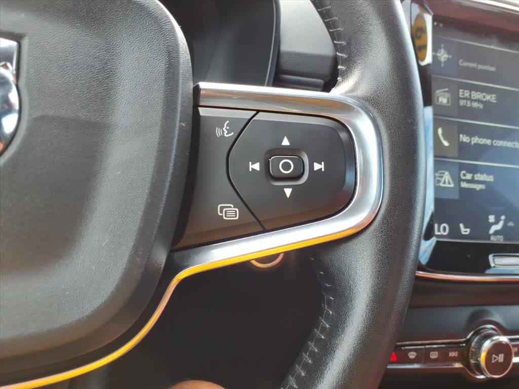 2019 Volvo XC40 R-Design Momentum photo 20