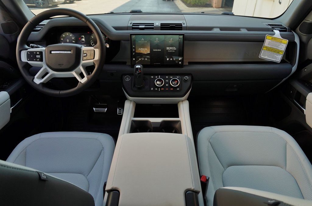 2025 Land Rover Defender 110 S photo 8