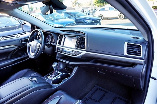 Used 2019  Toyota SE image 11