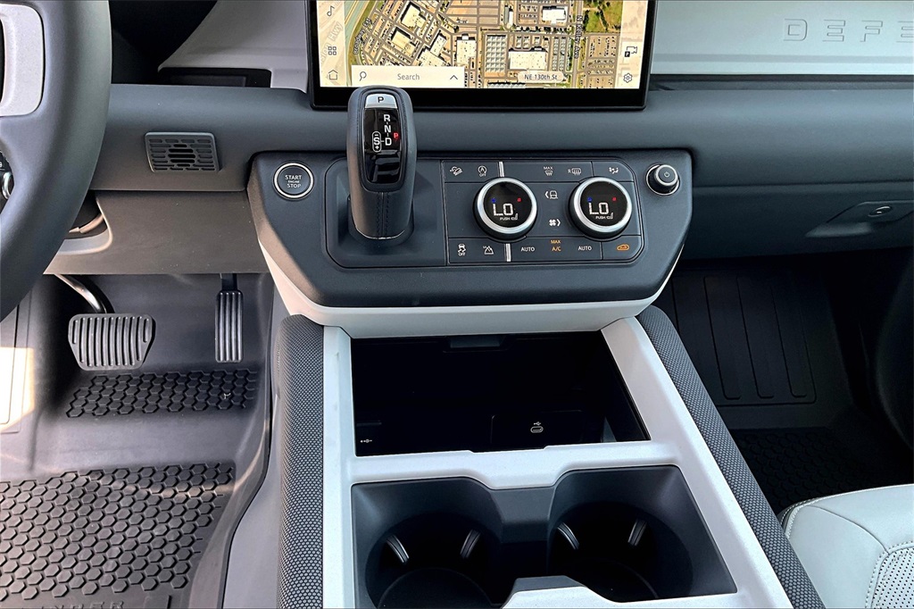 2025 Land Rover Defender 110 S photo 7