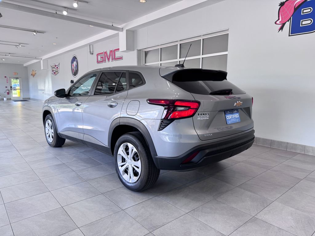 2025 Chevrolet Trax LS photo 4