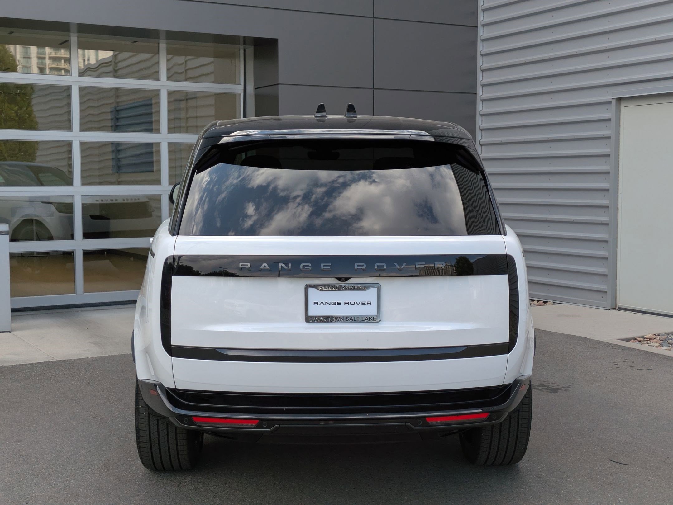 2025 Land Rover Range Rover SE photo 4