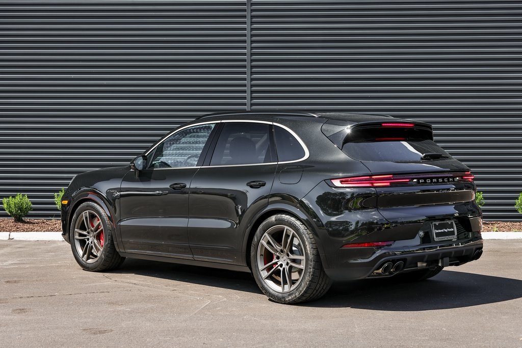 2026 Porsche Cayenne Turbo E-Hybrid photo 2