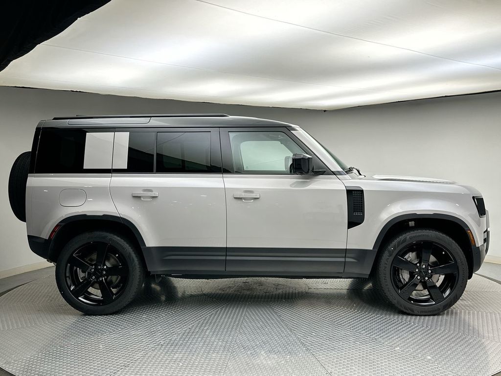 2026 Land Rover Defender 110 photo 3