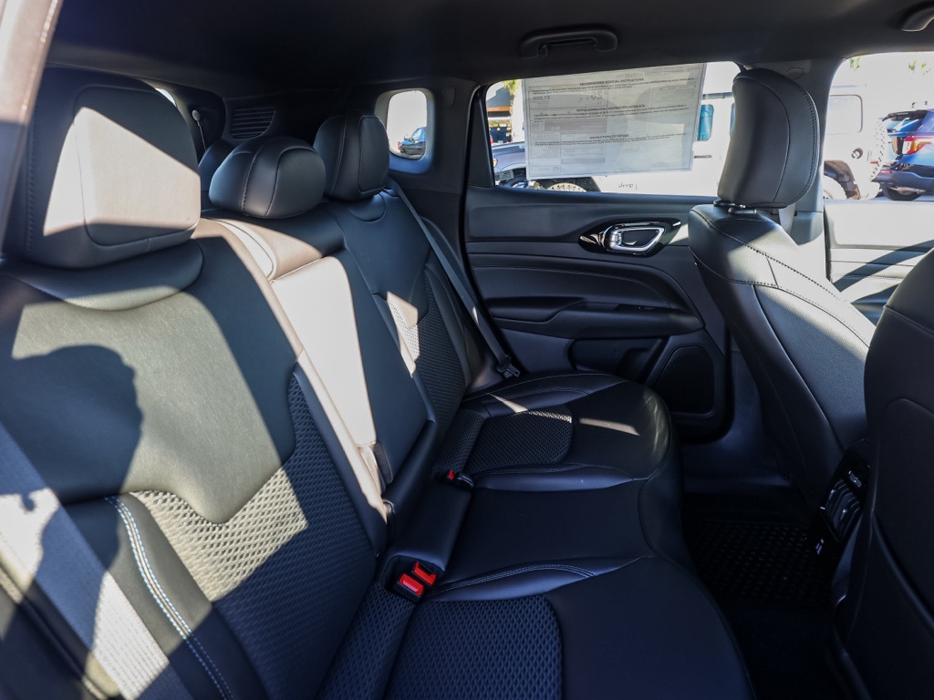 New 2026 Diamond Black Crystal Pearl-Coat Exterior Paint Jeep Latitude image 16