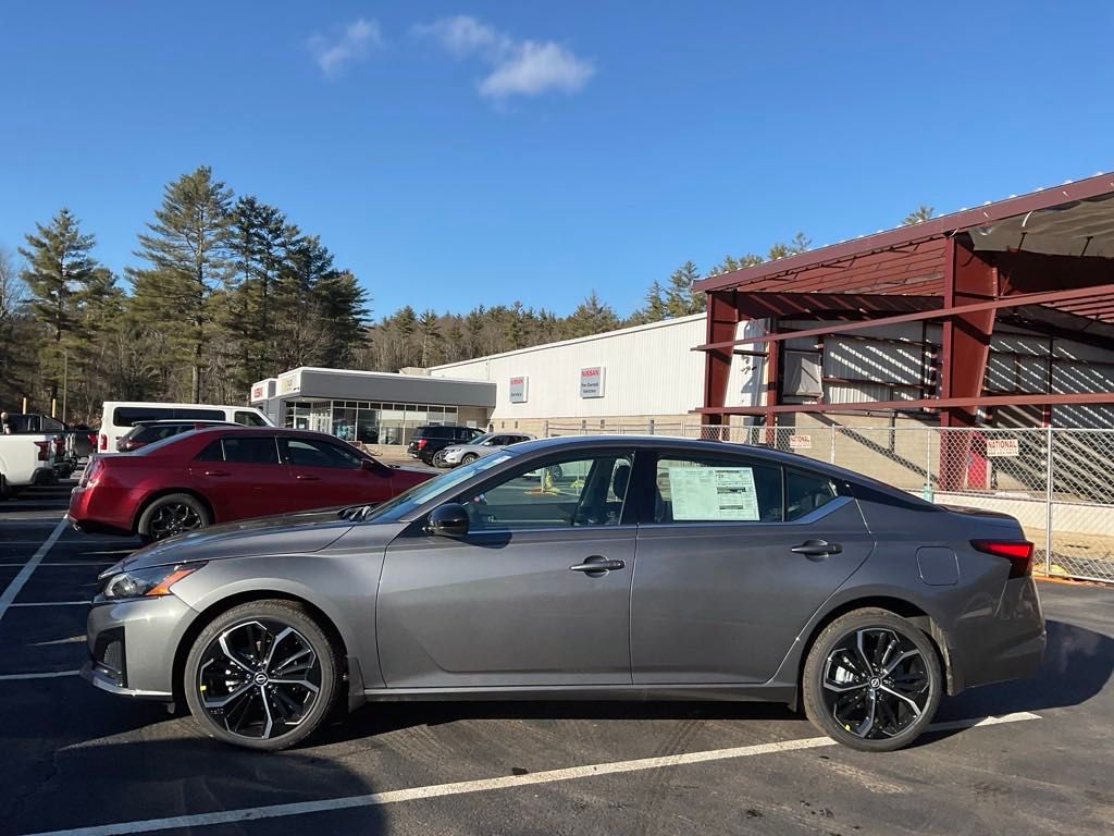 2025 Nissan Altima 2.5 SR photo 4