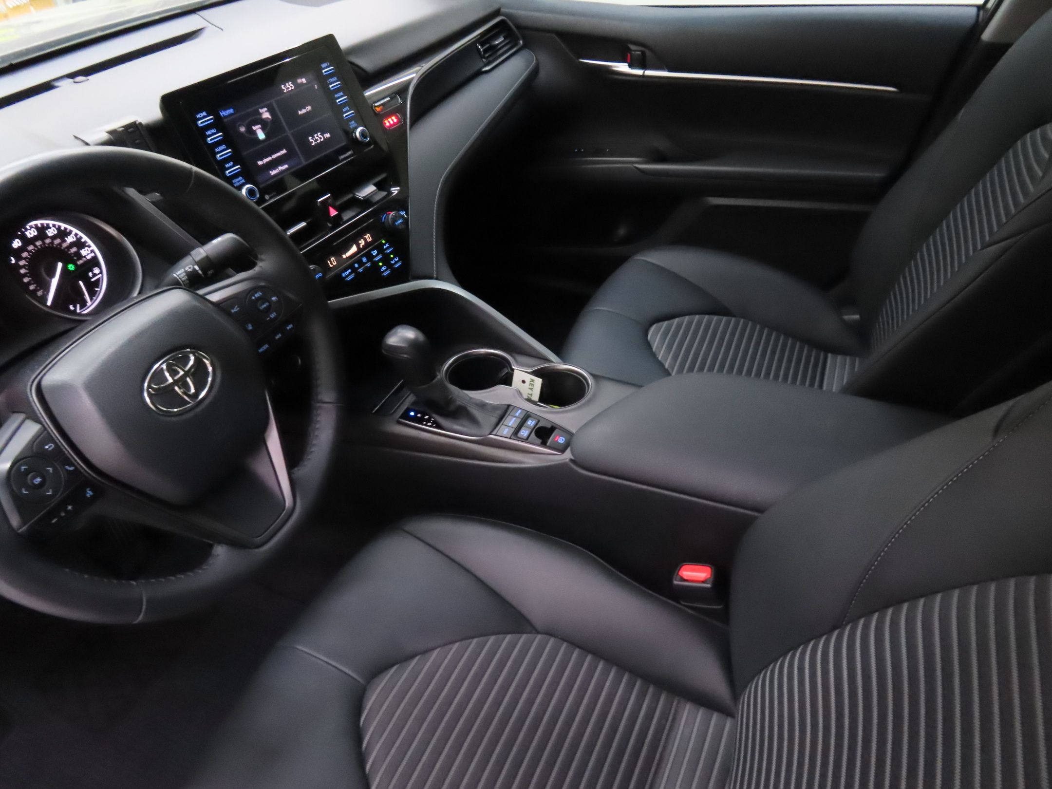 2022 Toyota Camry Hybrid SE photo 18