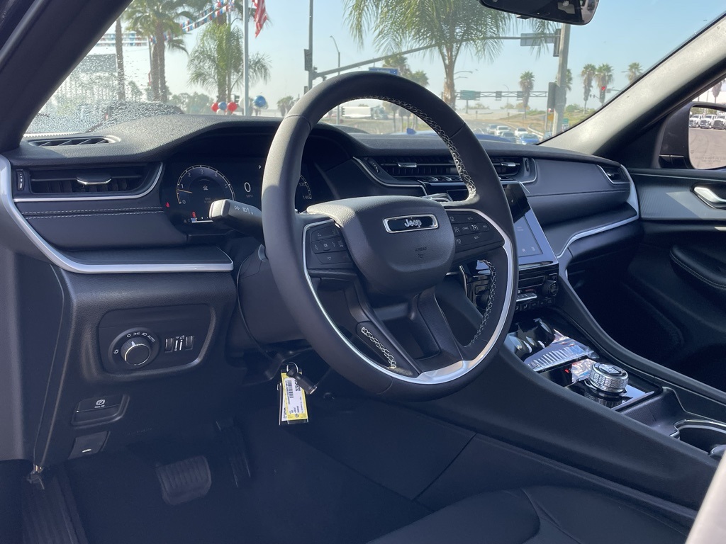 2025 Jeep Grand Cherokee Laredo X photo 15