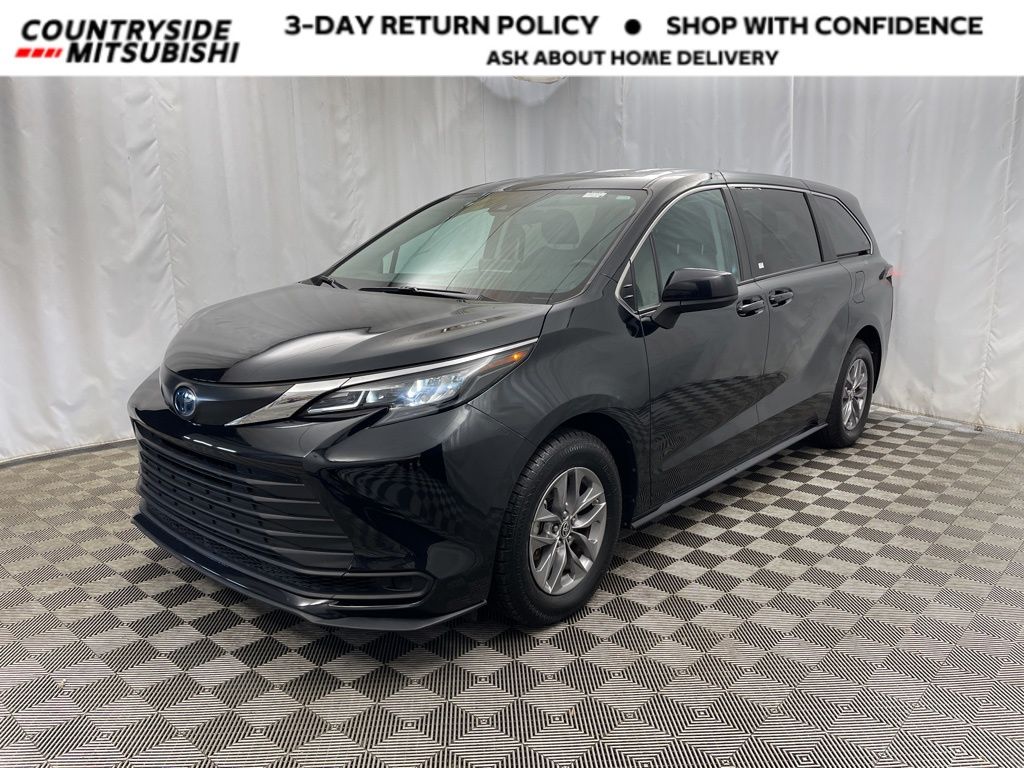 2024 Toyota Sienna LE's photo